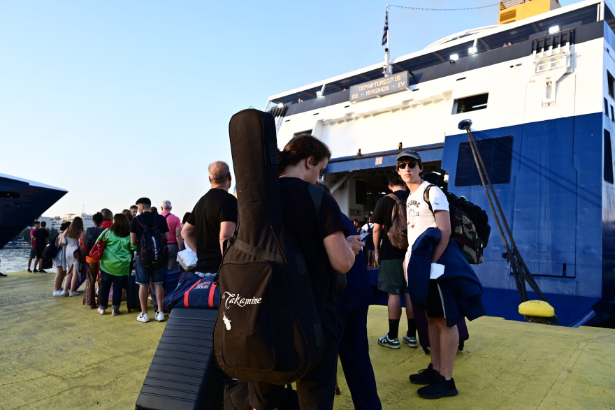 Γεμάτα φεύγουν τα πλοία από τον Πειραιά - Μαζική... έξοδος προς τα νησιά, δείτε βίντεο
