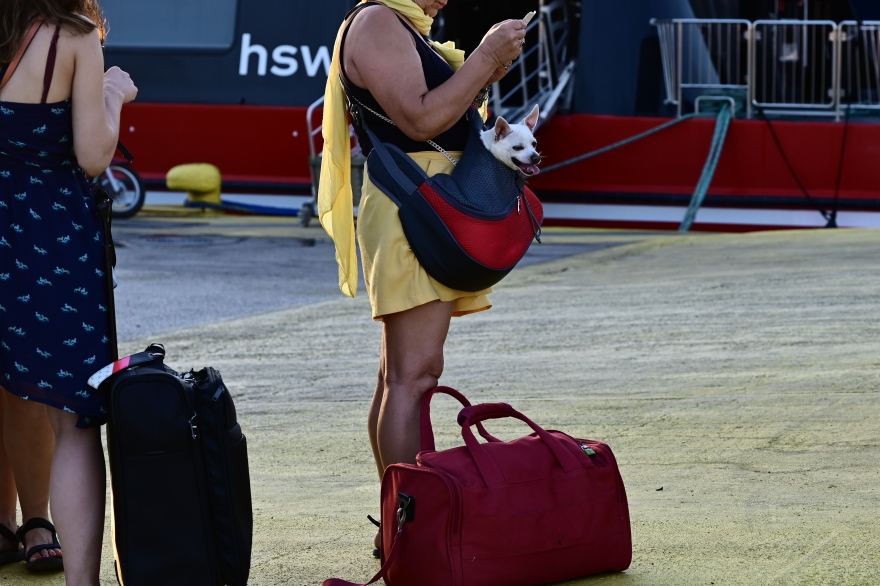 Γεμάτα φεύγουν τα πλοία από τον Πειραιά - Μαζική... έξοδος προς τα νησιά, δείτε βίντεο