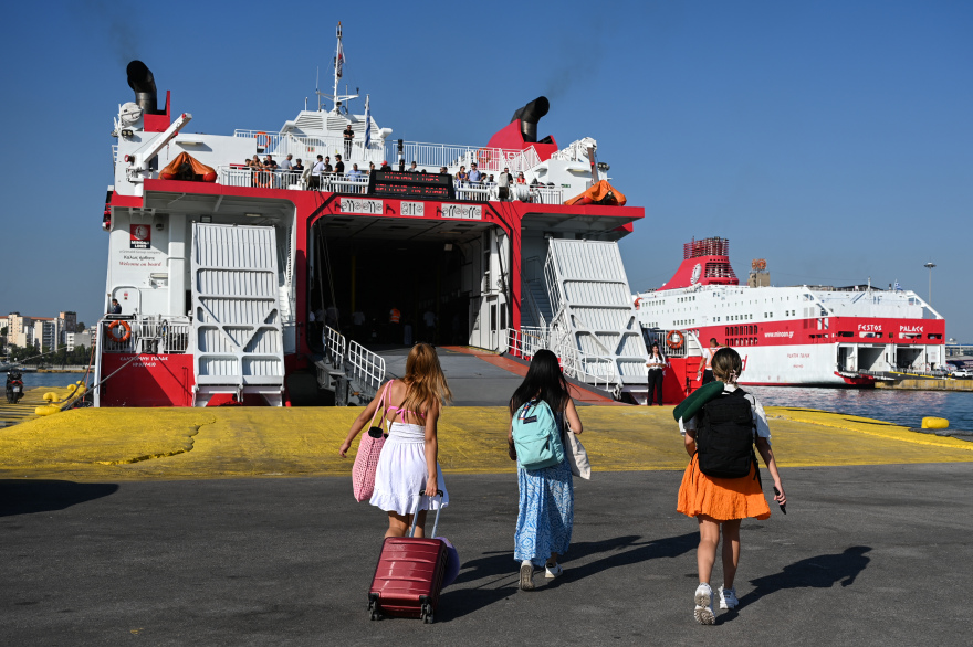 Λιμάνια: Συνεχίζεται η... απόβαση των Αθηναίων στα νησιά - Γεμάτα φεύγουν τα πλοία 