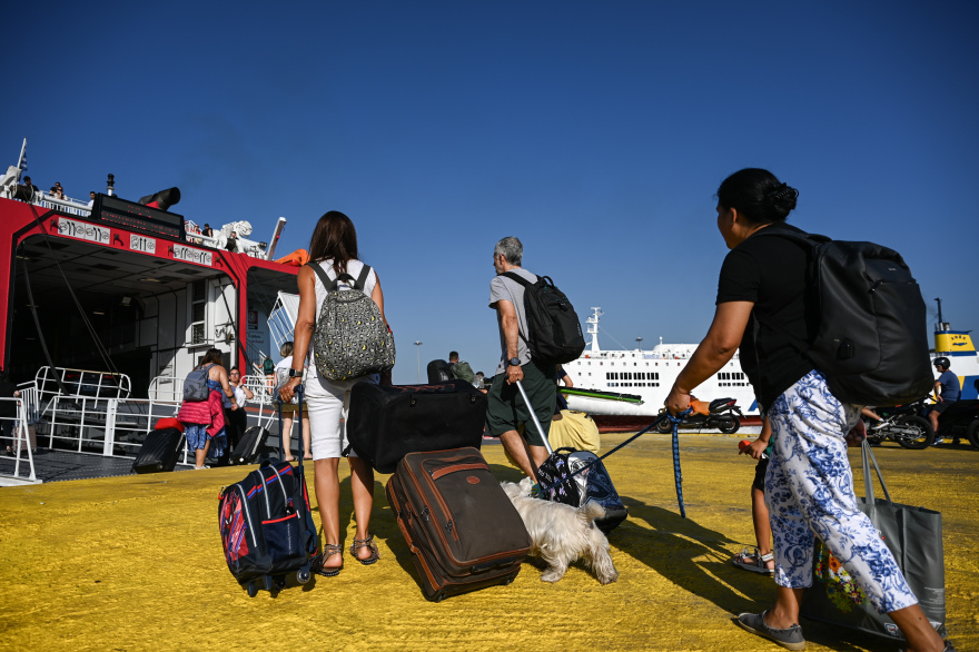 Λιμάνια: Συνεχίζεται η... απόβαση των Αθηναίων στα νησιά - Γεμάτα φεύγουν τα πλοία 