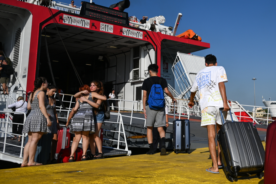 Λιμάνια: Συνεχίζεται η... απόβαση των Αθηναίων στα νησιά - Γεμάτα φεύγουν τα πλοία 