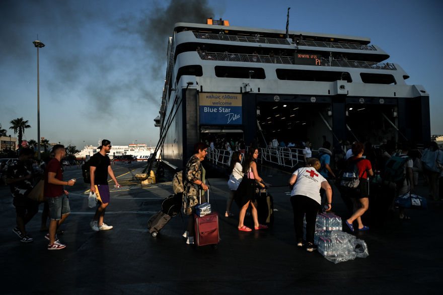 Λιμάνια: Συνεχίζεται η... απόβαση των Αθηναίων στα νησιά - Γεμάτα φεύγουν τα πλοία 