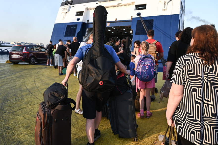 Λιμάνια: Συνεχίζεται η... απόβαση των Αθηναίων στα νησιά - Γεμάτα φεύγουν τα πλοία 