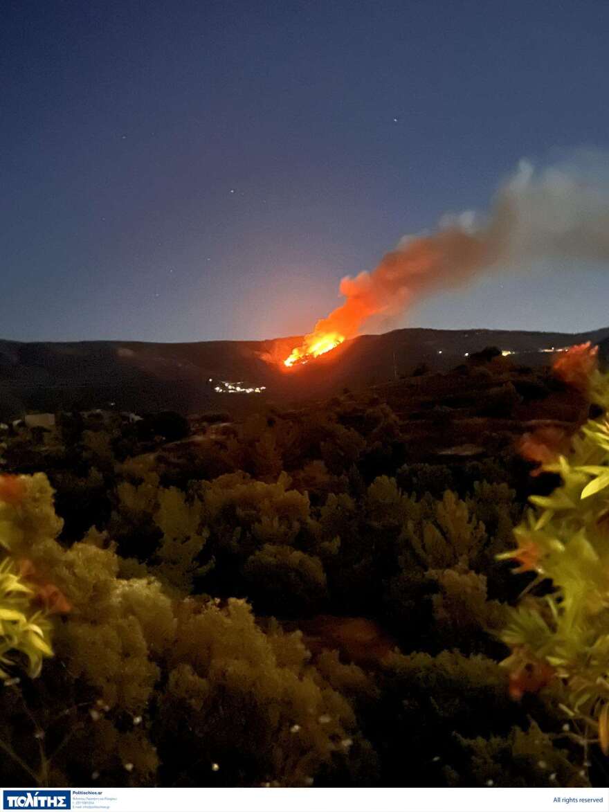 Από τροχαίο προκλήθηκε η φωτιά στη Χίο που απειλεί δύο χωριά!