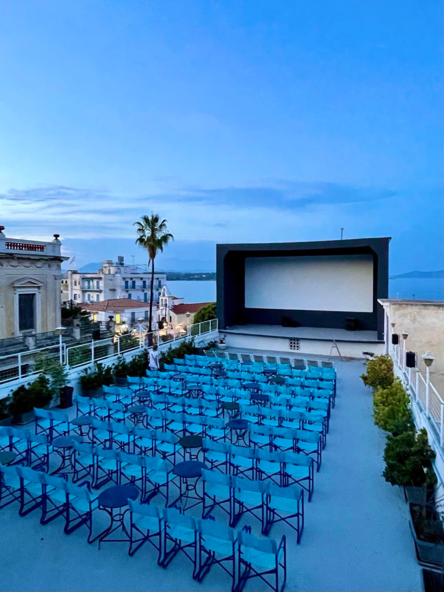 Φωτογραφίες: Τη «Μπάρμπι» παρακολούθησαν η Άννα Μαρία με τα εγγόνια της σε σινεμά των Σπετσών