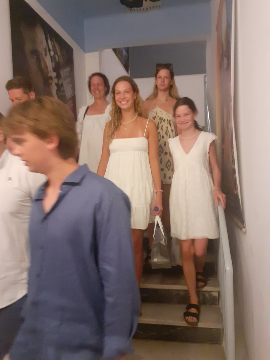 Φωτογραφίες: Τη «Μπάρμπι» παρακολούθησαν η Άννα Μαρία με τα εγγόνια της σε σινεμά των Σπετσών