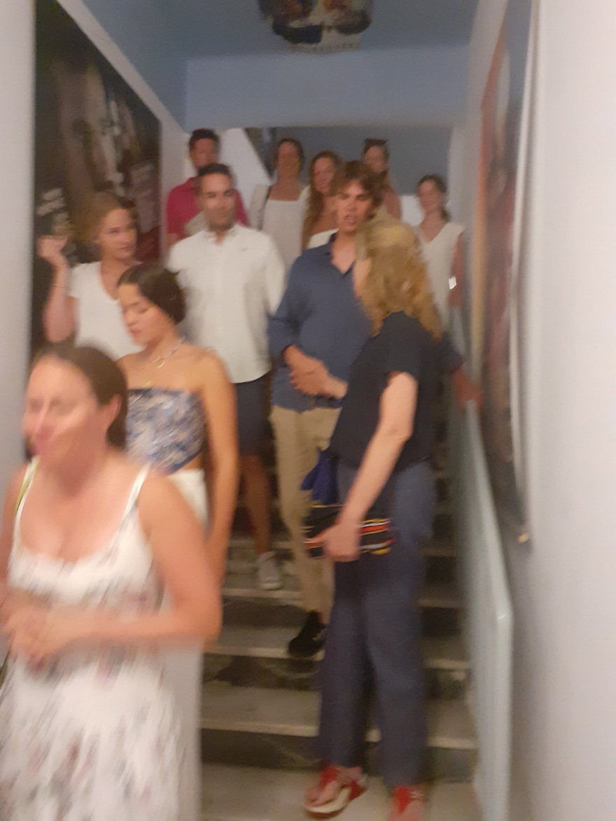 Φωτογραφίες: Τη «Μπάρμπι» παρακολούθησαν η Άννα Μαρία με τα εγγόνια της σε σινεμά των Σπετσών