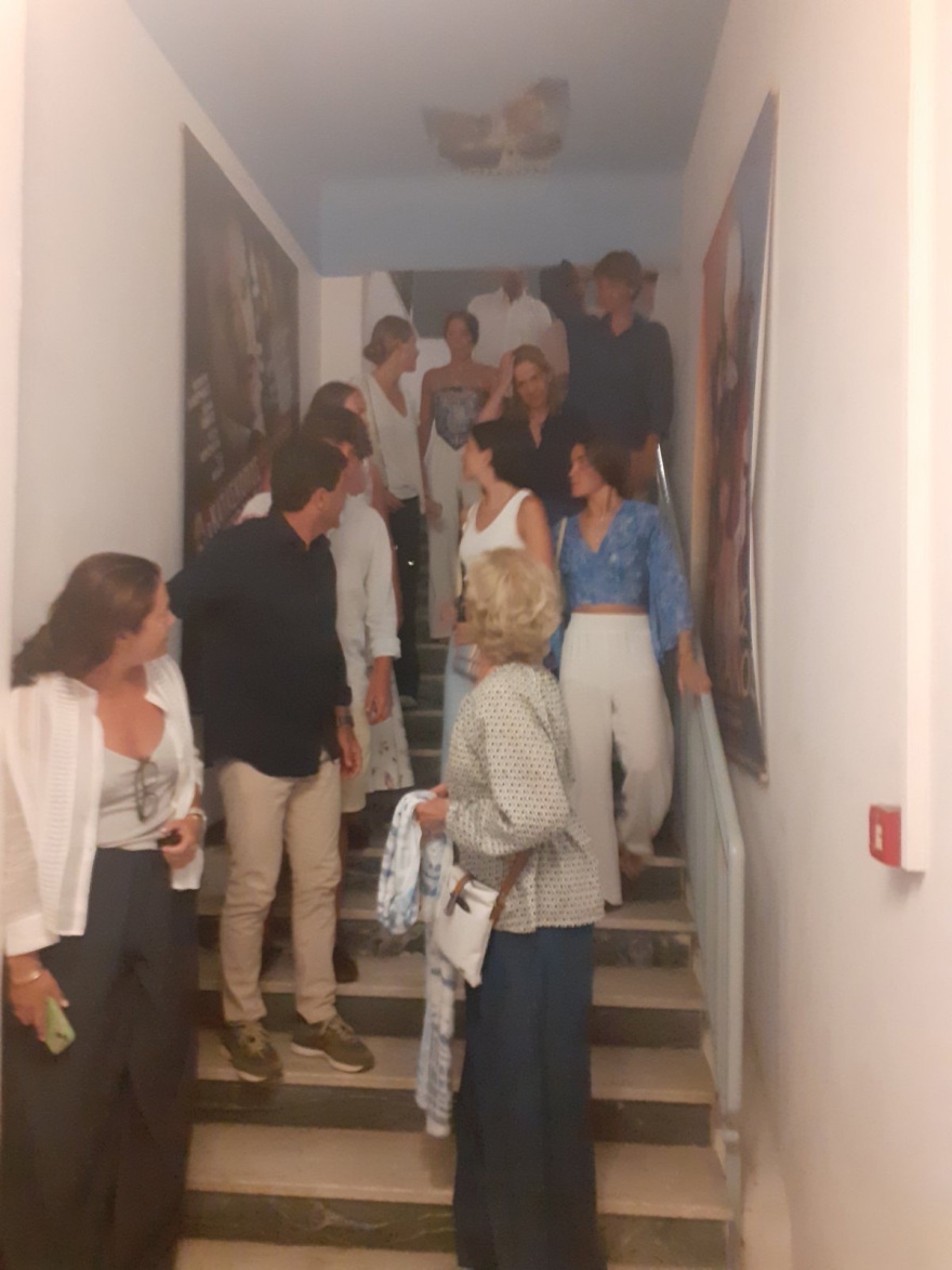 Φωτογραφίες: Τη «Μπάρμπι» παρακολούθησαν η Άννα Μαρία με τα εγγόνια της σε σινεμά των Σπετσών