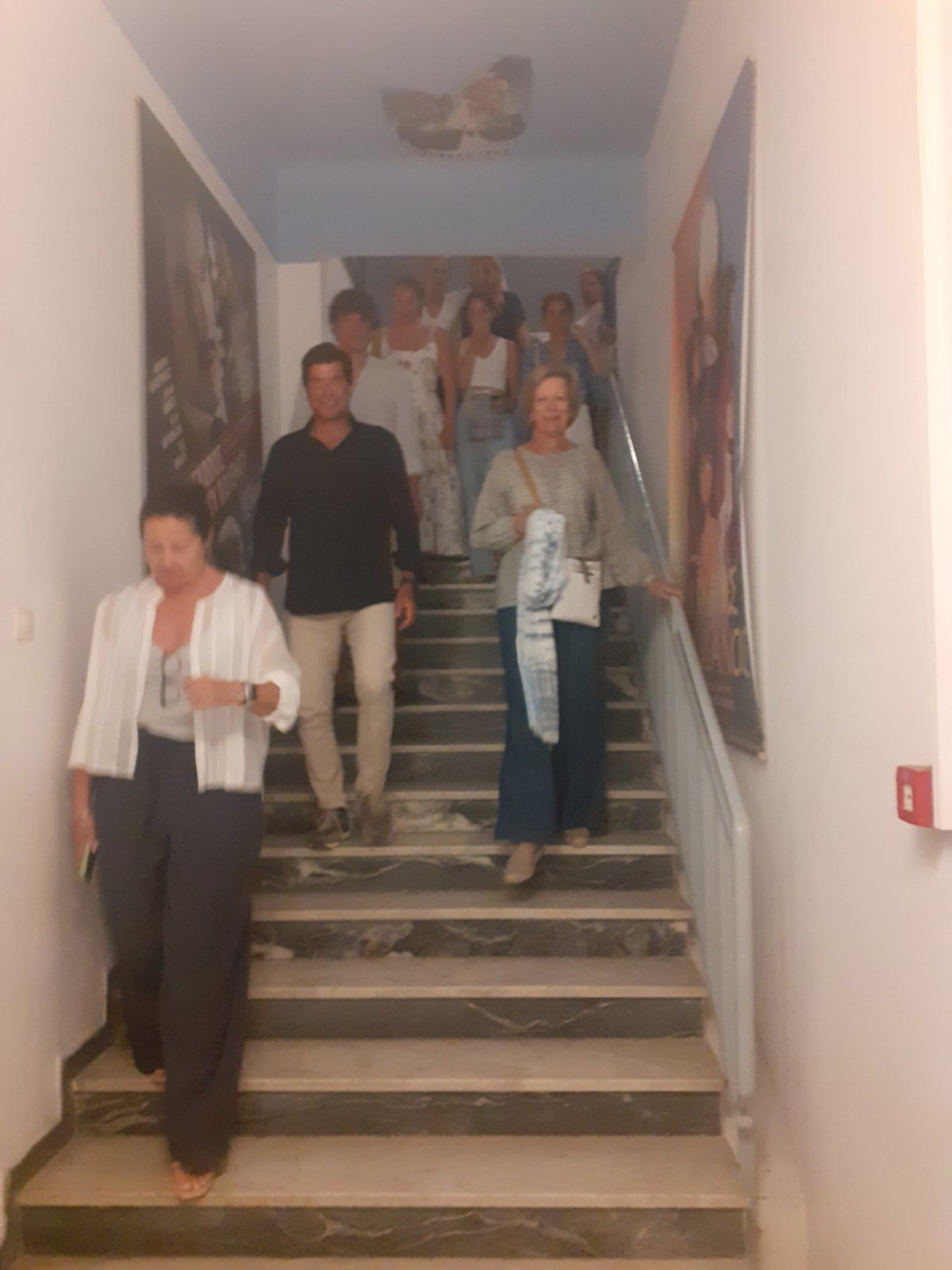 Φωτογραφίες: Τη «Μπάρμπι» παρακολούθησαν η Άννα Μαρία με τα εγγόνια της σε σινεμά των Σπετσών