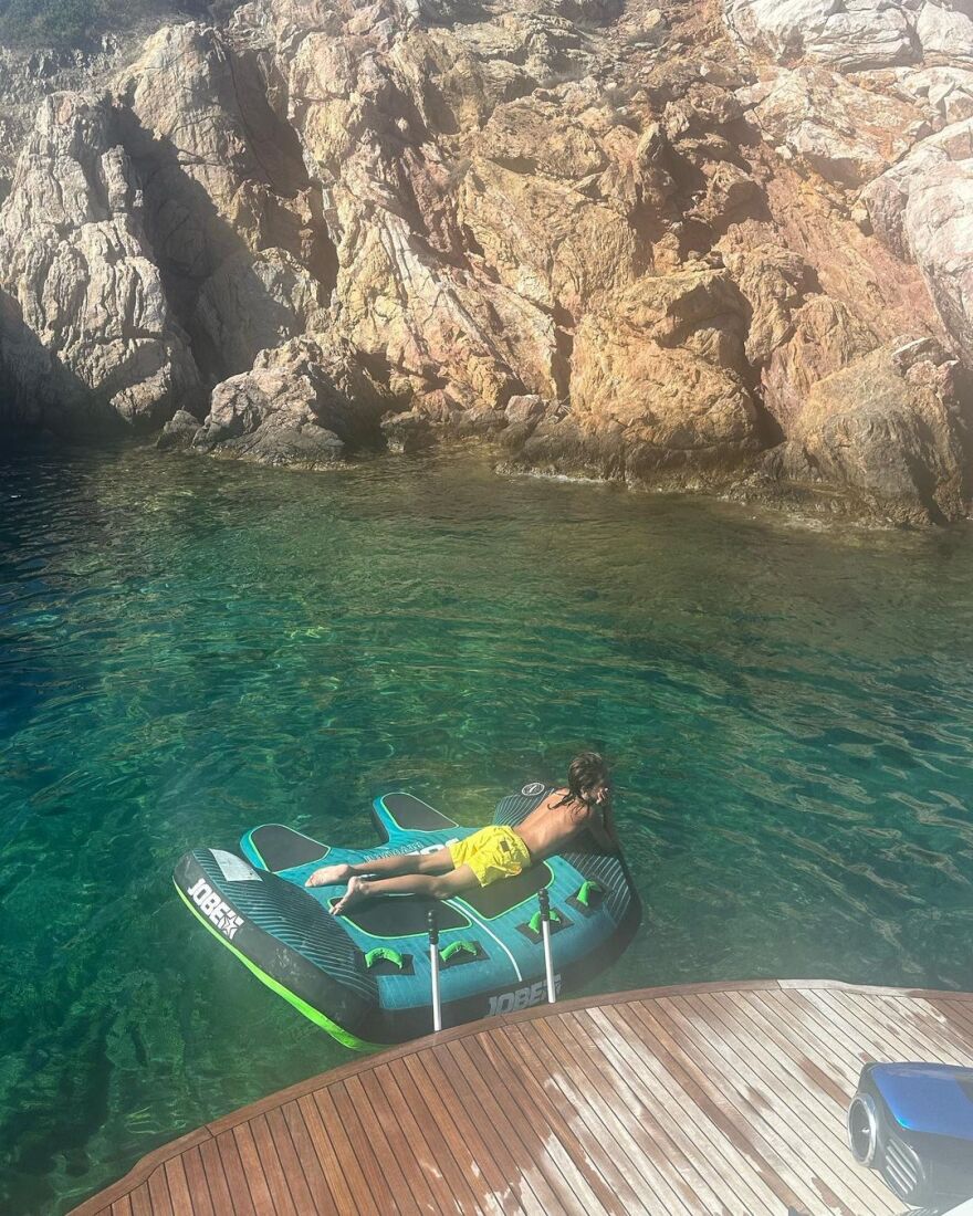 Άννα Βίσση: Με την κόρη και τα εγγόνια της για διακοπές - Δείτε φωτογραφίες