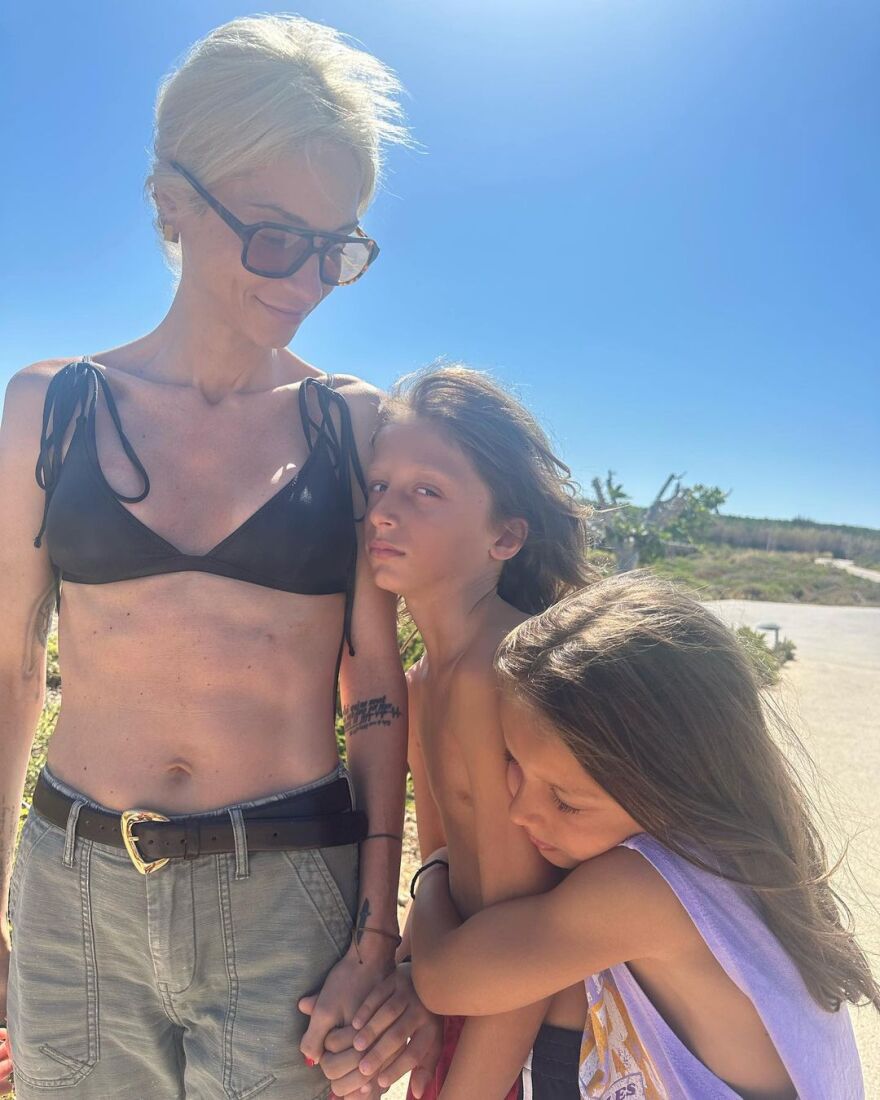 Άννα Βίσση: Με την κόρη και τα εγγόνια της για διακοπές - Δείτε φωτογραφίες