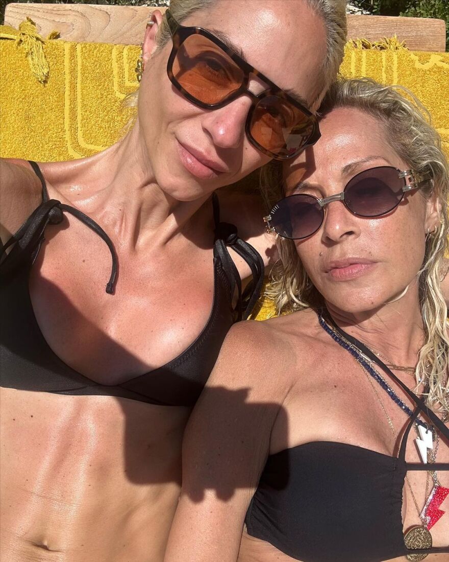 Άννα Βίσση: Με την κόρη και τα εγγόνια της για διακοπές - Δείτε φωτογραφίες