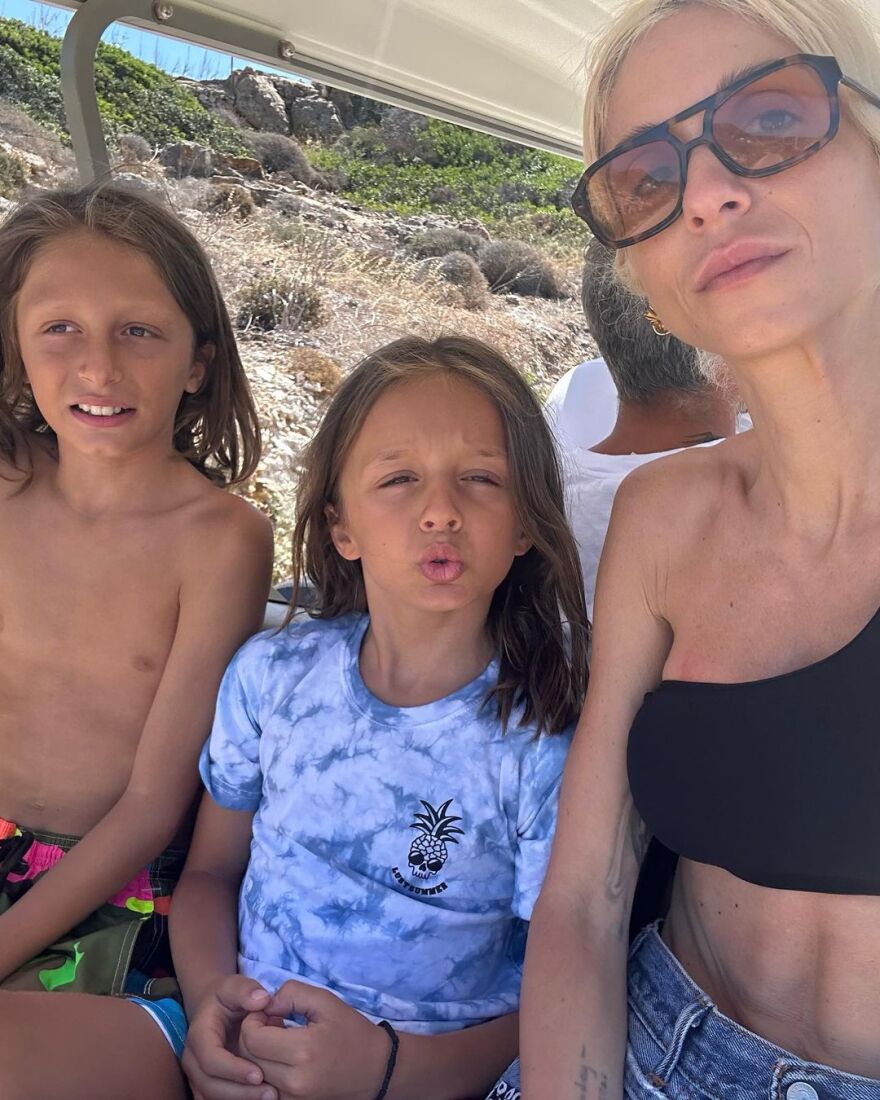 Άννα Βίσση: Με την κόρη και τα εγγόνια της για διακοπές - Δείτε φωτογραφίες