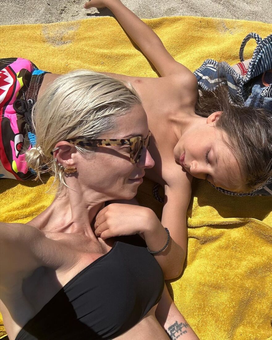 Άννα Βίσση: Με την κόρη και τα εγγόνια της για διακοπές - Δείτε φωτογραφίες