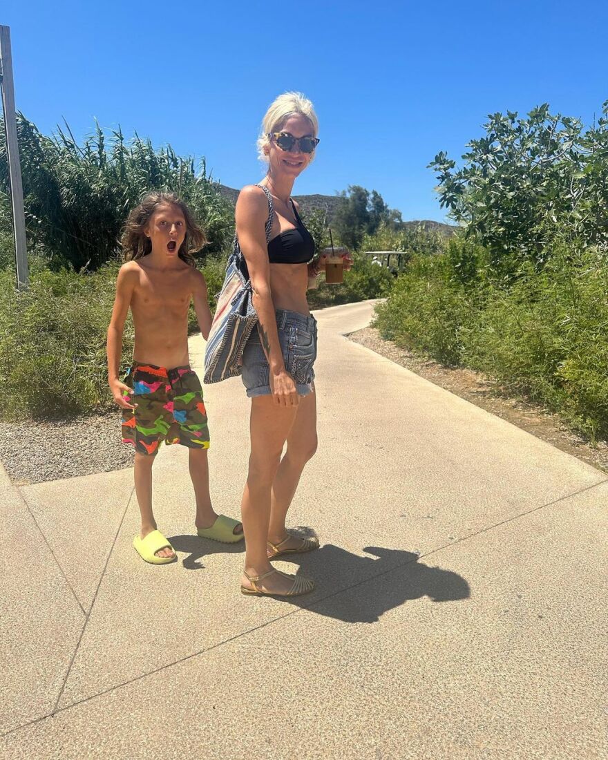 Άννα Βίσση: Με την κόρη και τα εγγόνια της για διακοπές - Δείτε φωτογραφίες