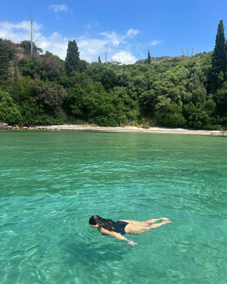 Δανάη Μπάρκα: Εύχεται «καλό μήνα» από τις Κιτριές Μεσσηνίας - Δείτε φωτογραφίες