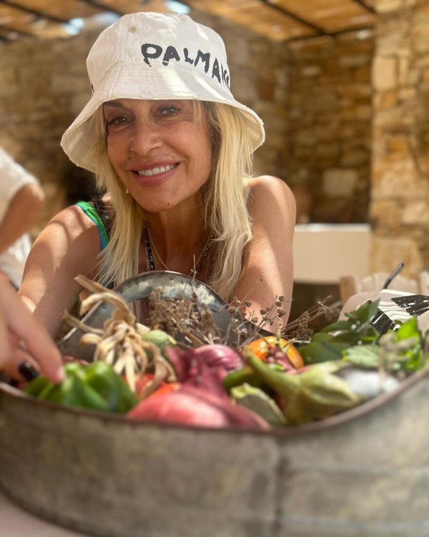 Άννα Βίσση: Με την κόρη και τα εγγόνια της για διακοπές - Δείτε φωτογραφίες