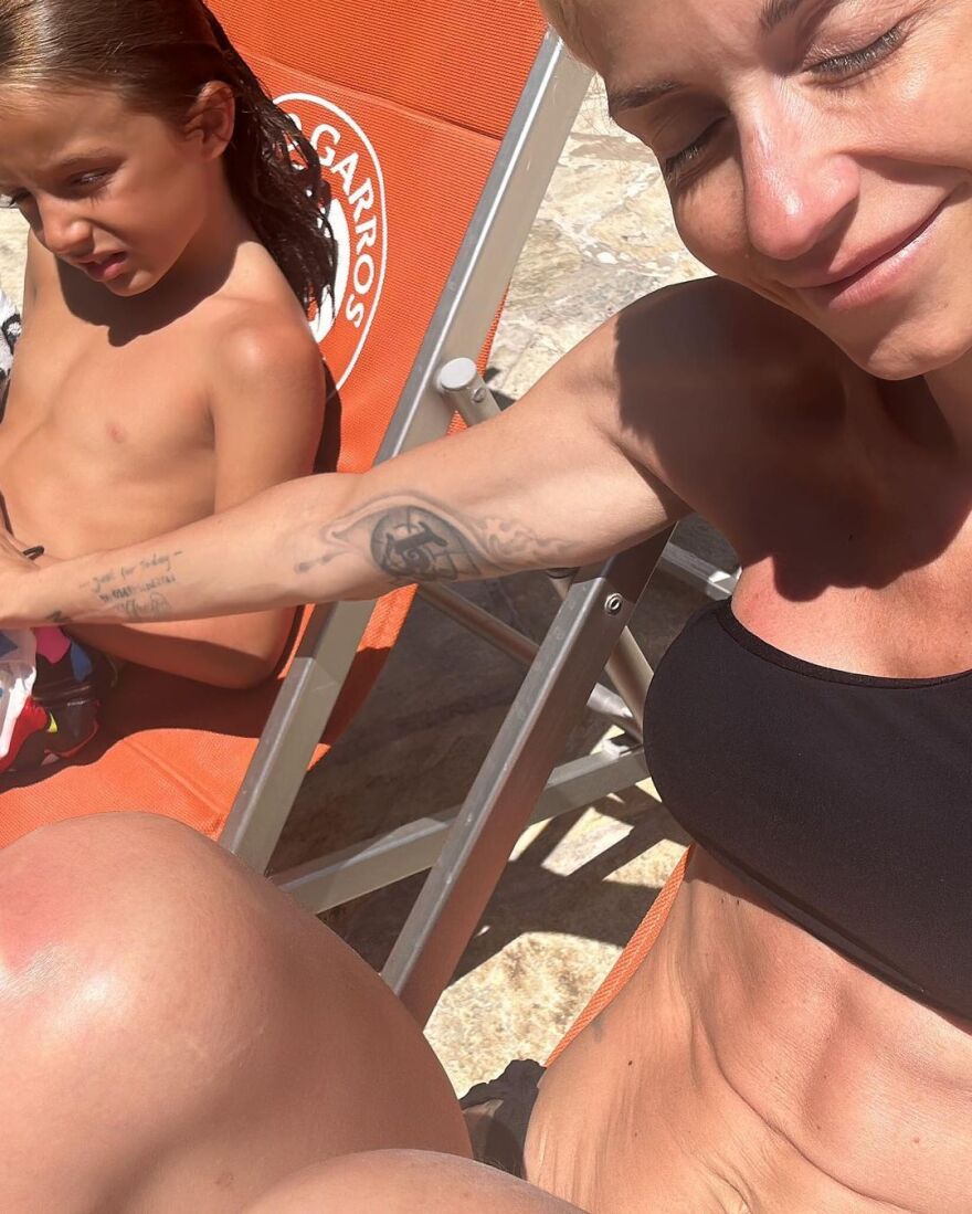 Άννα Βίσση: Με την κόρη και τα εγγόνια της για διακοπές - Δείτε φωτογραφίες