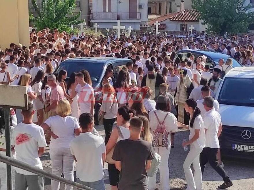 Πάτρα: Συγγενείς και φίλοι ντυμένοι στα λευκά είπαν το τελευταίο «αντίο» στην 14χρονη Χριστίνα