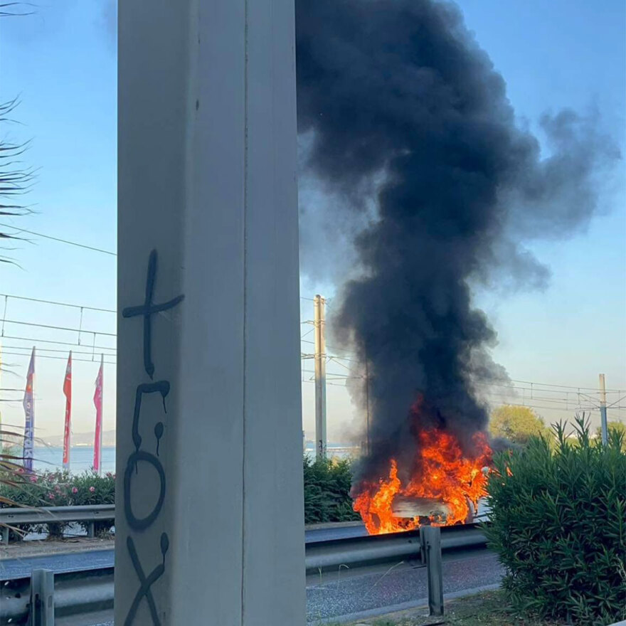 Αυτοκίνητο στις φλόγες στην Παραλιακή - Δείτε βίντεο και φωτογραφίες
