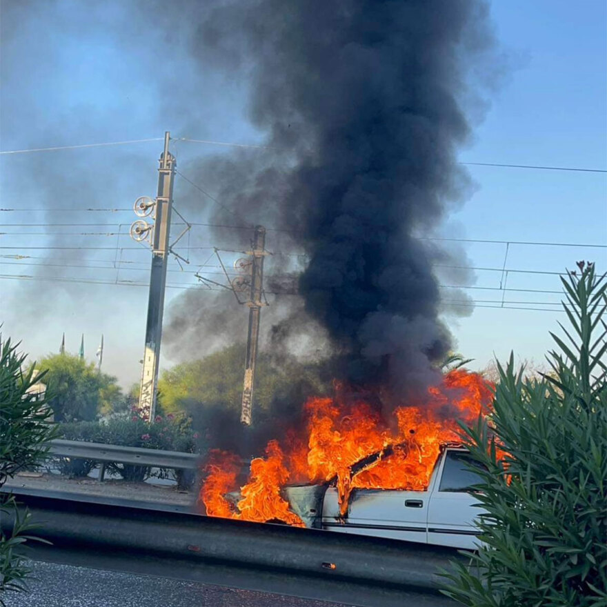 Αυτοκίνητο στις φλόγες στην Παραλιακή - Δείτε βίντεο και φωτογραφίες