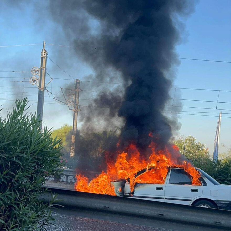 Αυτοκίνητο στις φλόγες στην Παραλιακή - Δείτε βίντεο και φωτογραφίες