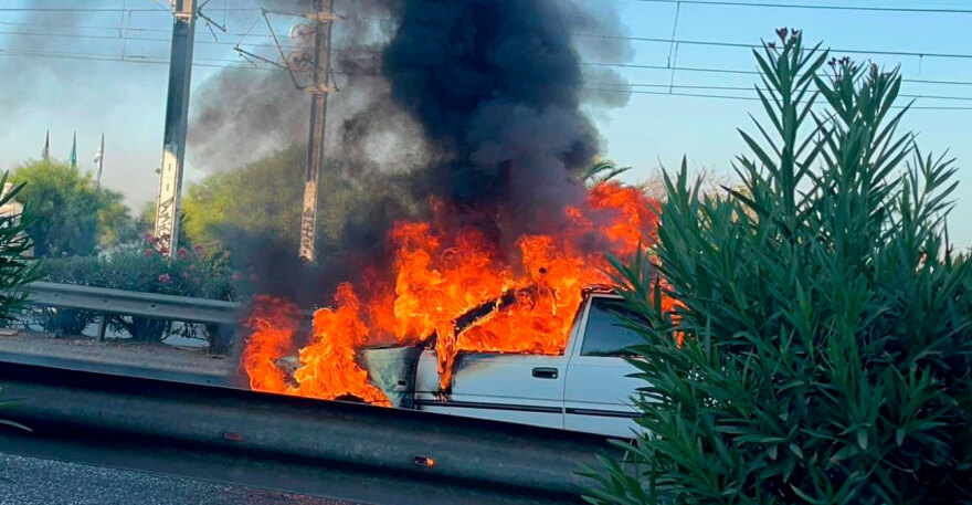 Αυτοκίνητο στις φλόγες στην Παραλιακή - Δείτε βίντεο και φωτογραφίες