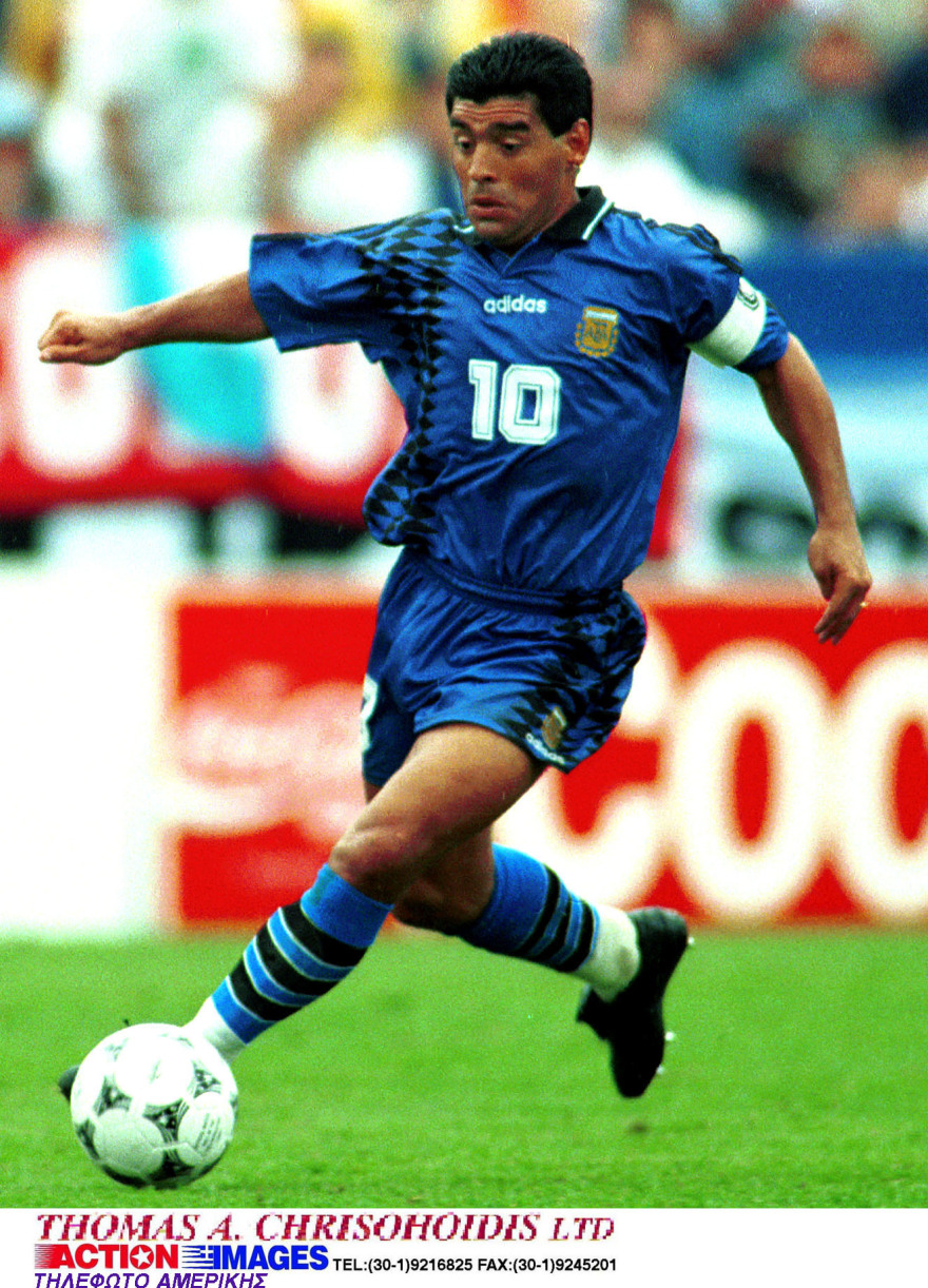 Λιονέλ Μέσι: Φόρεσε τη φανέλα του Μαραντόνα από το παιχνίδι με την Ελλάδα στο Μουντιάλ του 1994 - Δείτε βίντεο 