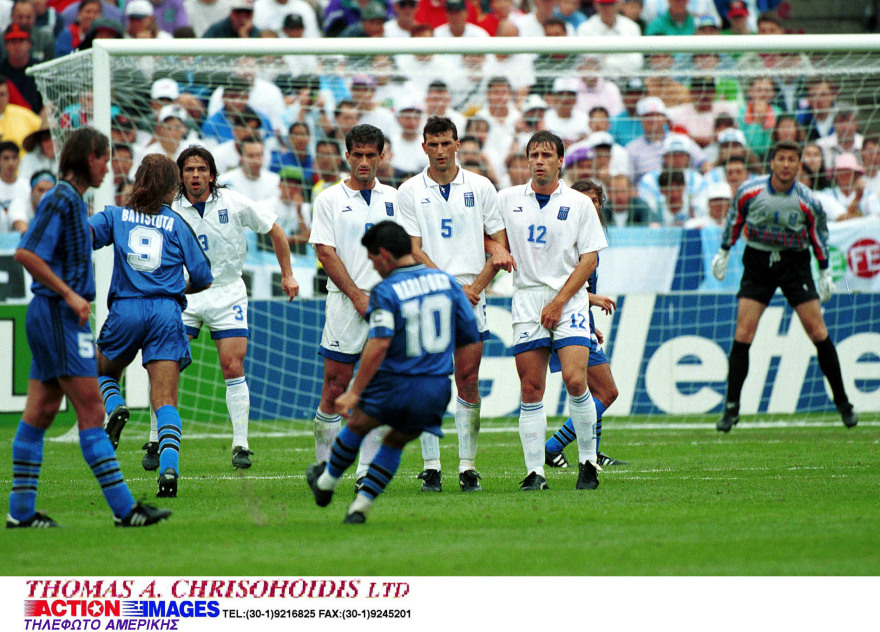 Λιονέλ Μέσι: Φόρεσε τη φανέλα του Μαραντόνα από το παιχνίδι με την Ελλάδα στο Μουντιάλ του 1994 - Δείτε βίντεο 