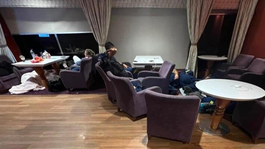 Φωτιά στη Ρόδο: Πυροσβέστες κοιμήθηκαν στο πάτωμα πλοίου επιστρέφοντας από Ρόδο - Τι απαντά η Πυροσβεστική