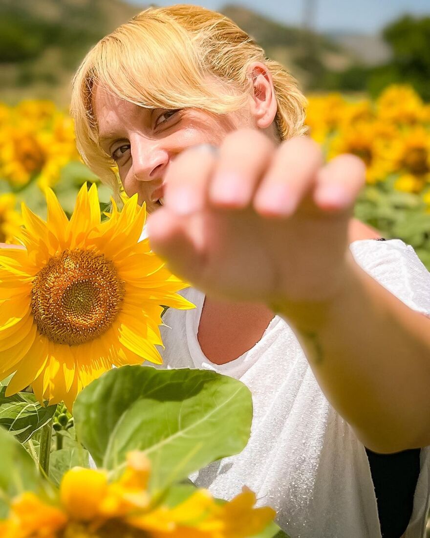 Ελεωνόρα Ζουγανέλη: Υποδέχεται τον Αύγουστο μέσα στα ηλιοτρόπια - «Αν γουστάρετε ερωτευτείτε»