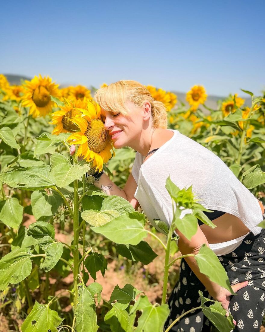 Ελεωνόρα Ζουγανέλη: Υποδέχεται τον Αύγουστο μέσα στα ηλιοτρόπια - «Αν γουστάρετε ερωτευτείτε»