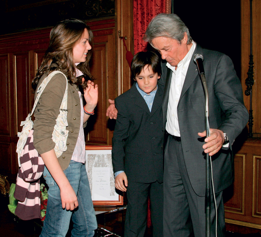 Αλέν Ντελόν: Σοβαρές κατηγορίες από τα παιδιά του εναντίον της οικιακής βοηθού του