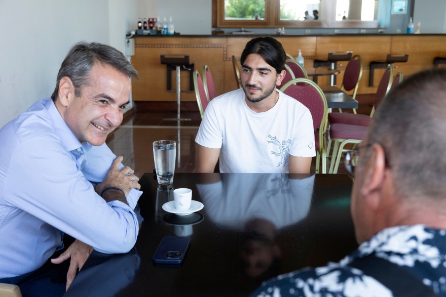 Μητσοτάκης: Συναντήθηκε στη Λέσβο με τη μητέρα που νίκησε τον καρκίνο και τον αριστούχο μαθητή των Πανελλαδικών