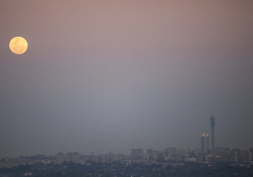 Πανσέληνος Αυγούστου: Μαγευτικές εικόνες από το «φεγγάρι του οξύρρυγχου»