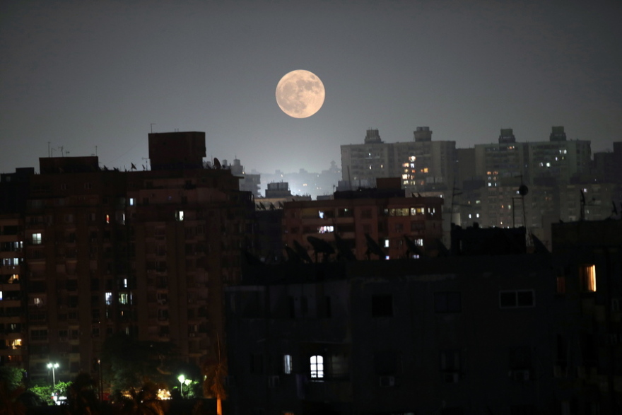 Πανσέληνος Αυγούστου: Μαγευτικές εικόνες από το «φεγγάρι του οξύρρυγχου»