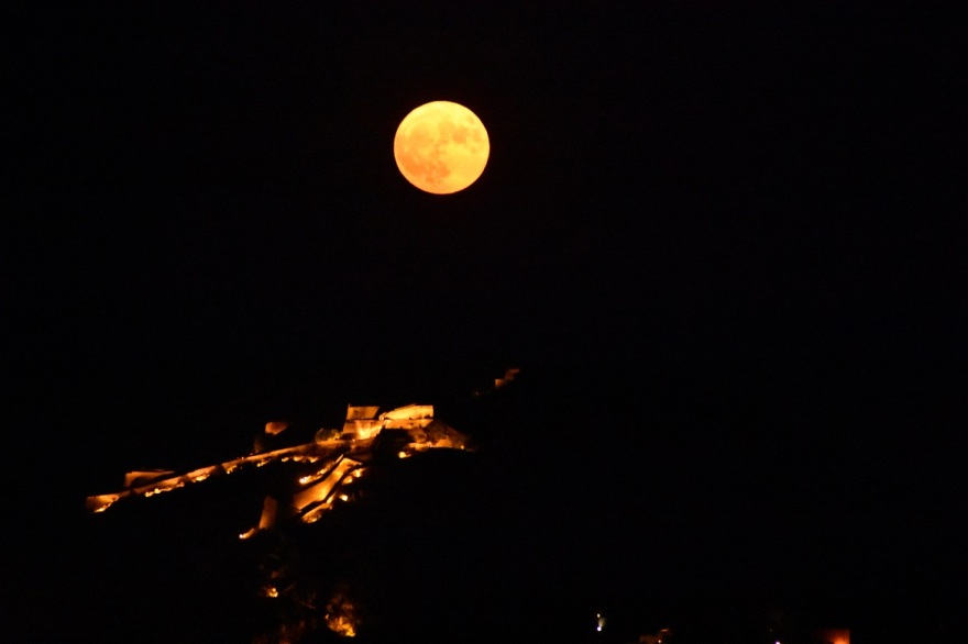 Πανσέληνος Αυγούστου: Μαγευτικές εικόνες από το «φεγγάρι του οξύρρυγχου»