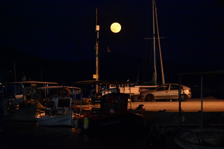 Πανσέληνος Αυγούστου: Μαγευτικές εικόνες από το «φεγγάρι του οξύρρυγχου»