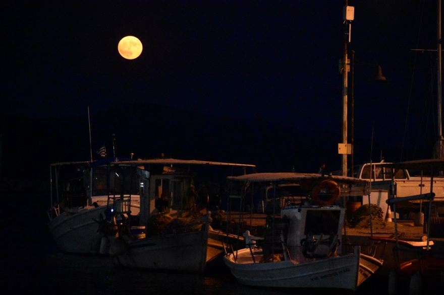 Πανσέληνος Αυγούστου: Μαγευτικές εικόνες από το «φεγγάρι του οξύρρυγχου»