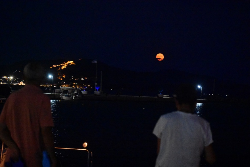 Πανσέληνος Αυγούστου: Μαγευτικές εικόνες από το «φεγγάρι του οξύρρυγχου»