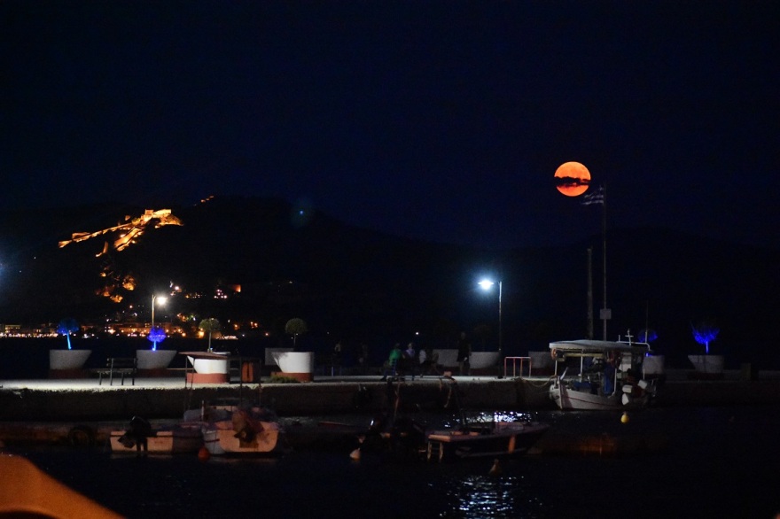 Πανσέληνος Αυγούστου: Μαγευτικές εικόνες από το «φεγγάρι του οξύρρυγχου»