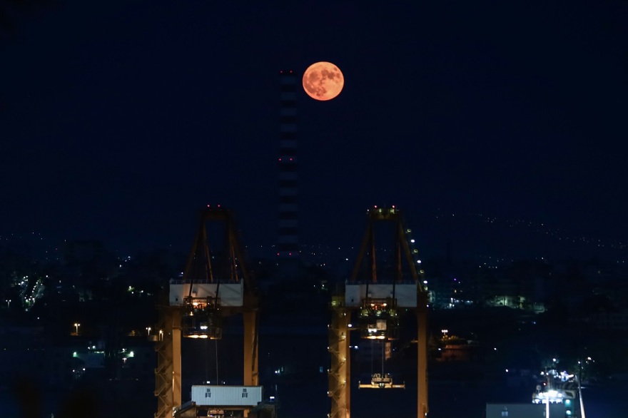 Πανσέληνος Αυγούστου: Μαγευτικές εικόνες από το «φεγγάρι του οξύρρυγχου»