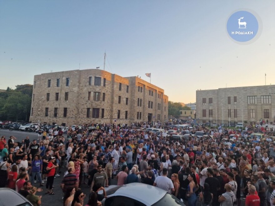Ρόδος: Συγκέντρωση διαμαρτυρίας για τις φωτιές στο νησί - Δείτε βίντεο, φωτογραφίες