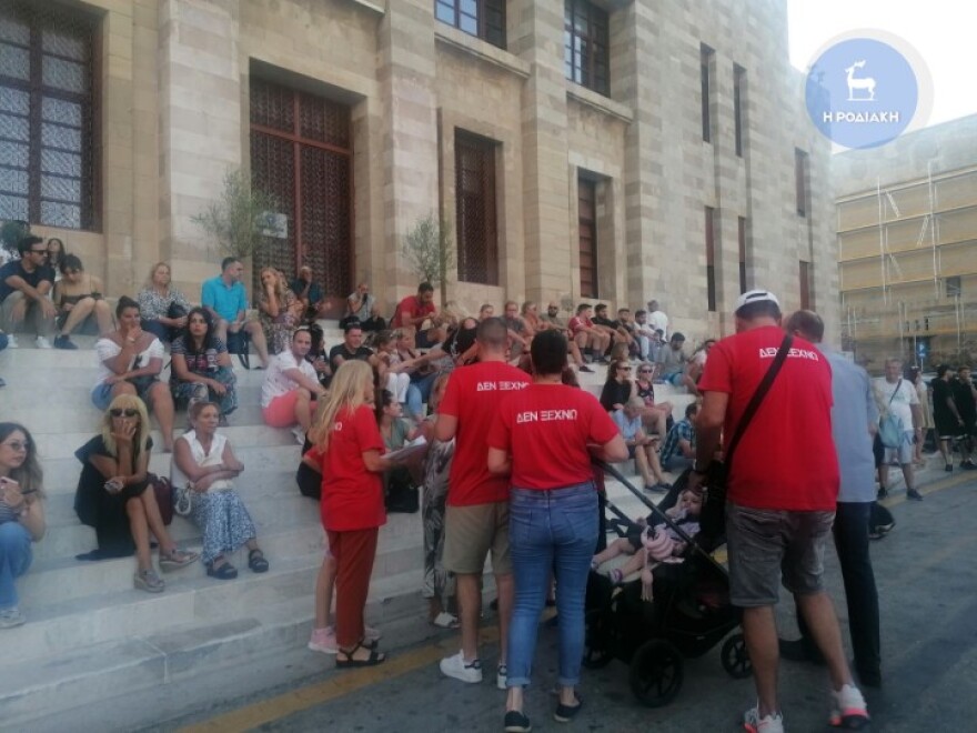 Ρόδος: Συγκέντρωση διαμαρτυρίας για τις φωτιές στο νησί - Δείτε βίντεο, φωτογραφίες