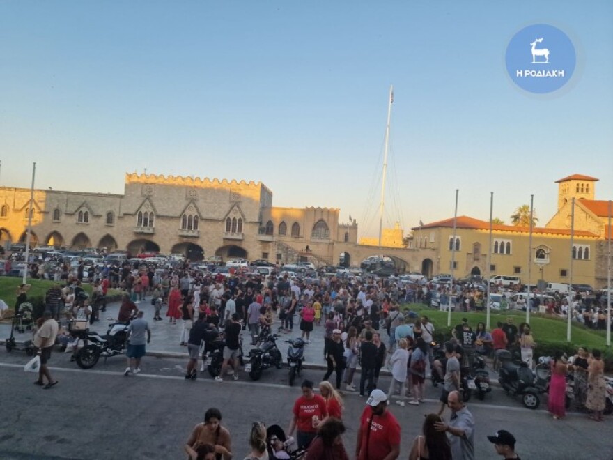 Ρόδος: Συγκέντρωση διαμαρτυρίας για τις φωτιές στο νησί - Δείτε βίντεο, φωτογραφίες