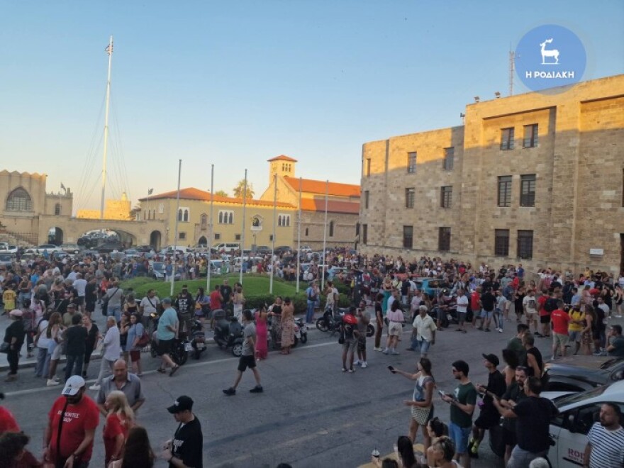 Ρόδος: Συγκέντρωση διαμαρτυρίας για τις φωτιές στο νησί - Δείτε βίντεο, φωτογραφίες