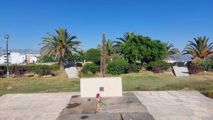 Κρήτη: Άγνωστοι έσπασαν τον σταυρό στον τάφο του Νίκου Καζαντζάκη - Δείτε εικόνες