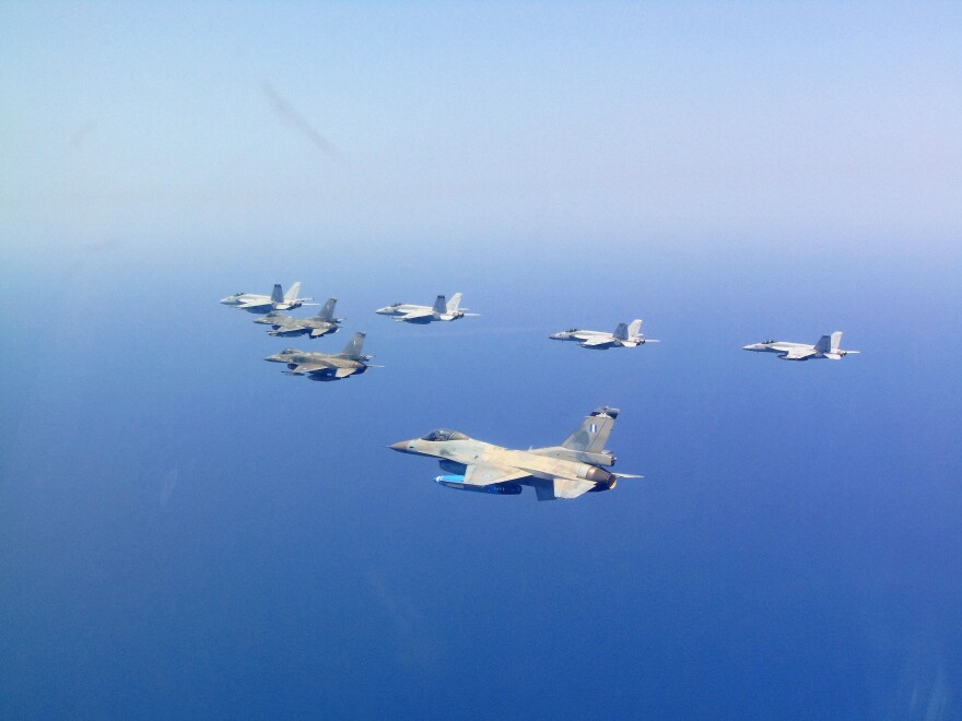 Δείτε ελληνικά και αμερικανικά μαχητικά σε αερομαχίες πάνω από το αεροπλανοφόρο Ford