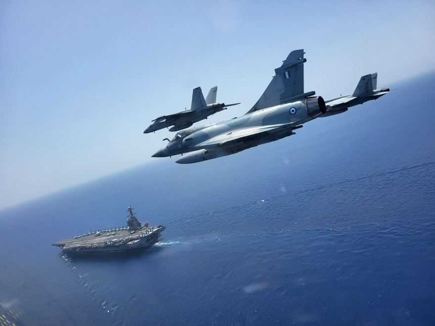 Δείτε ελληνικά και αμερικανικά μαχητικά σε αερομαχίες πάνω από το αεροπλανοφόρο Ford