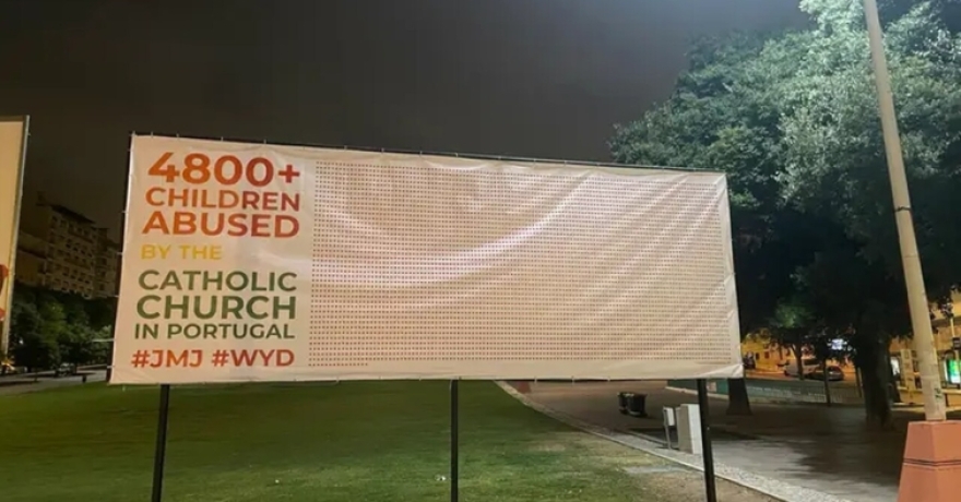 Στην Πορτογαλία ο πάπας Φραγκίσκος - Αφίσα στη Λισαβόνα καταγγέλλει τη σεξουαλική κακοποίηση παιδιών από κληρικούς